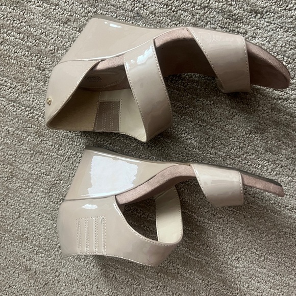 Jones New York Cream Wedge Sandals with Modern Design - Picture 5 of 7